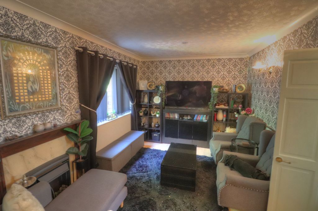 Property photo 2 of 12 Lounge