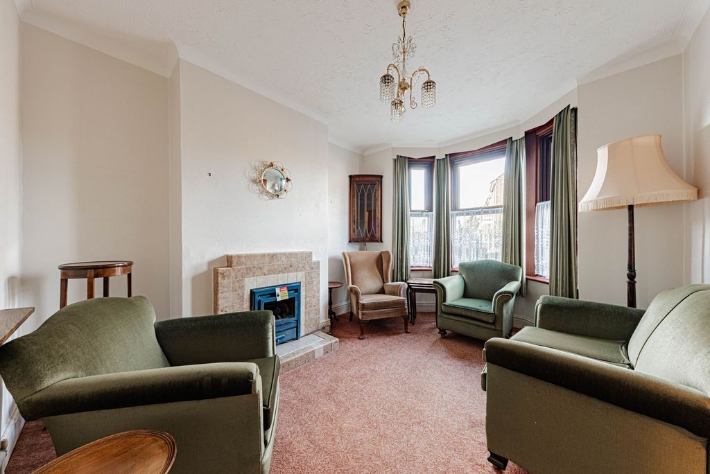 Property photo 3 of 19 Living Room (1)