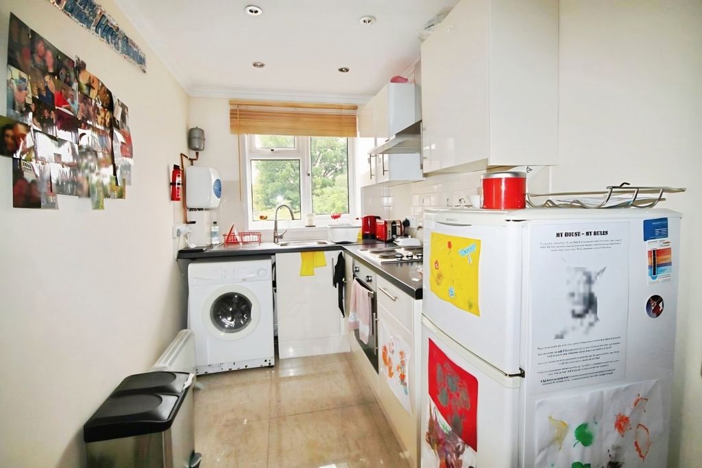Property photo 3 of 5 Kitchen