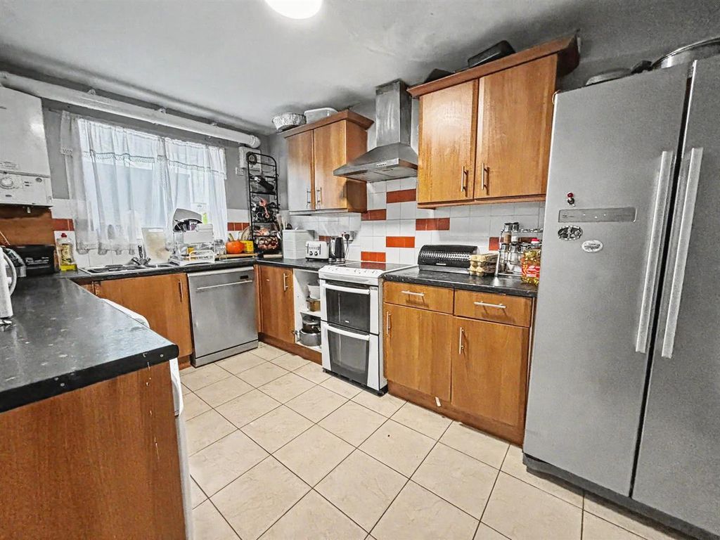 Property photo 2 of 11 Kitchen