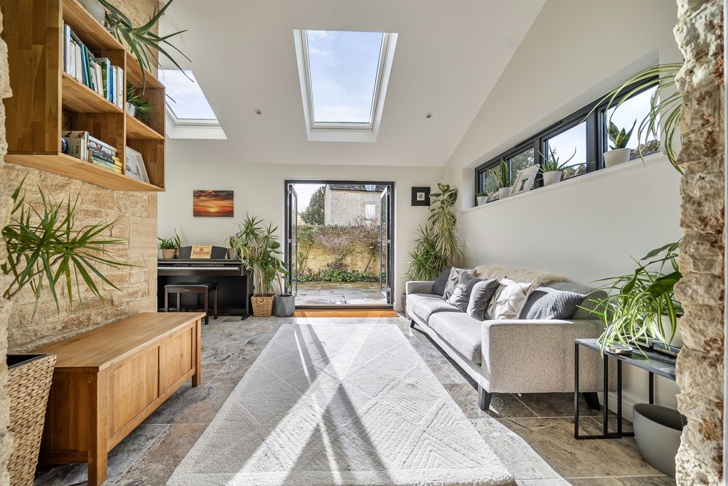 Property photo 2 of 24 1415270-11-699342E3Df497