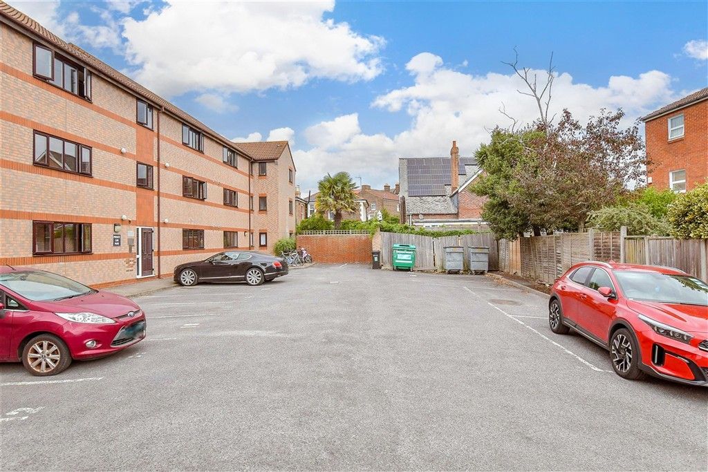 Property photo 2 of 10 Driveway/Parking