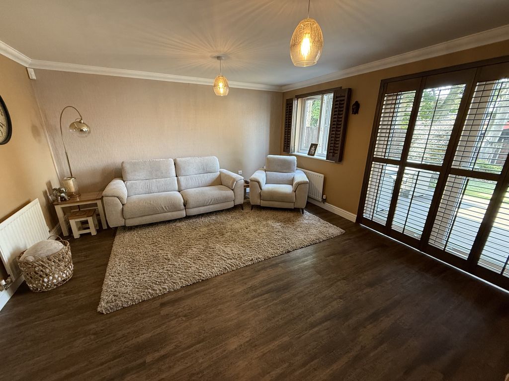 Property photo 3 of 17 Lounge 1