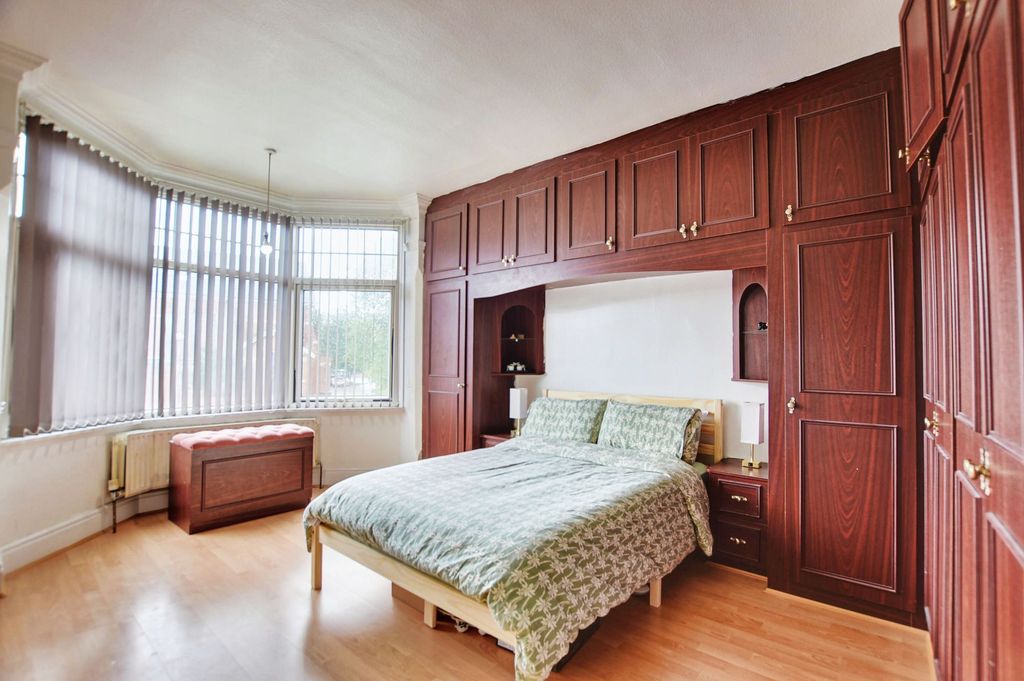 Property photo 3 of 27