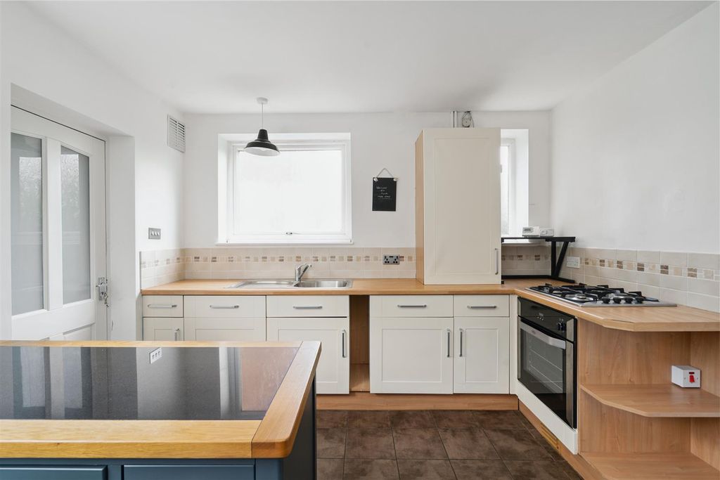 Property photo 3 of 15 1, Redlands Close Solihull_26.Jpg