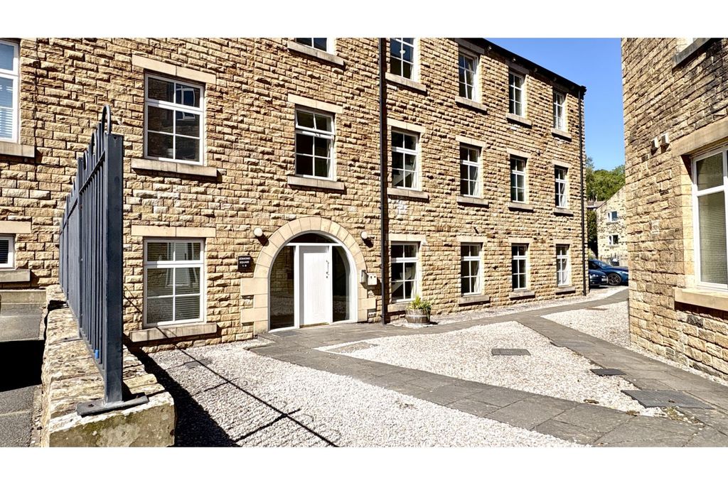 Property photo 1 of 13 Communal Entrance
