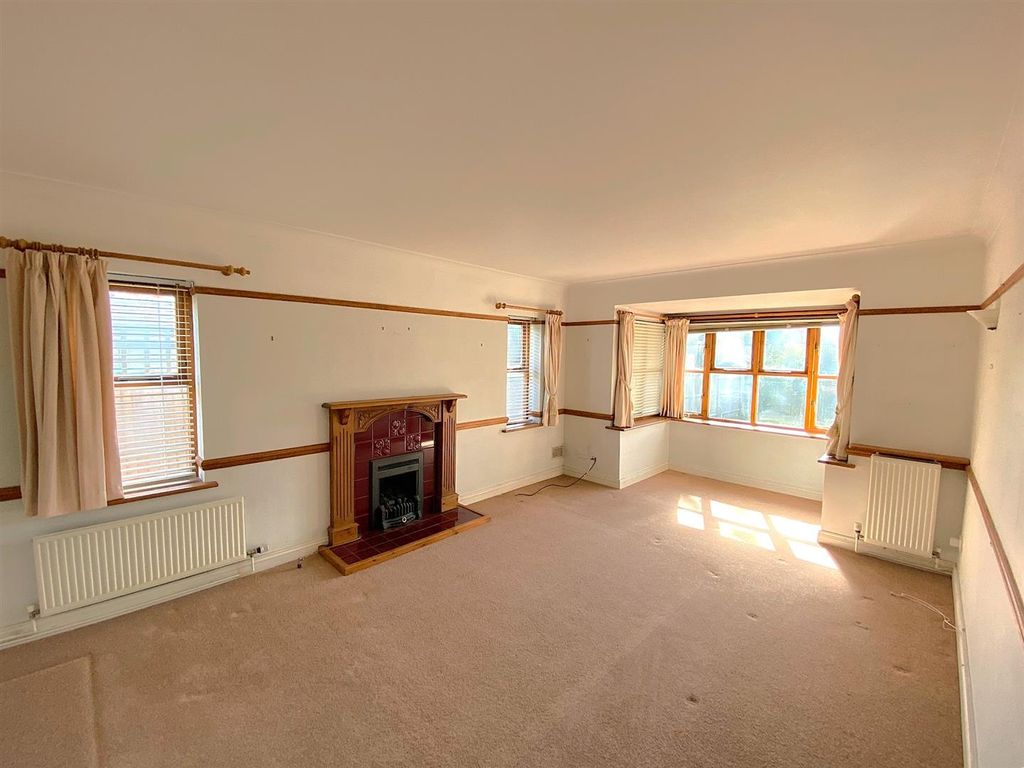 Property photo 3 of 19 1 Grazebrook Close - Lounge.Jpg