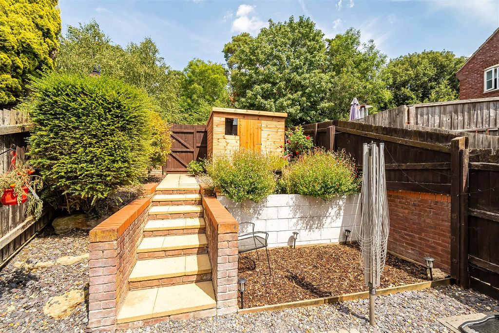 Property photo 2 of 13 Garden