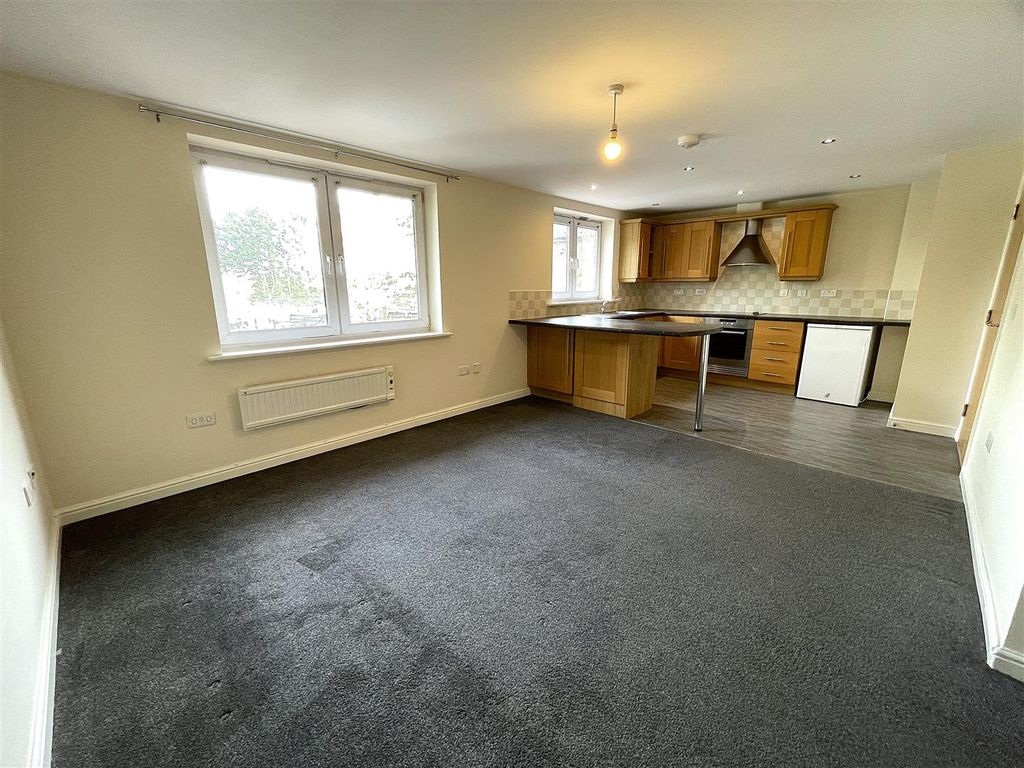Property photo 3 of 13 Lounge Kitchen