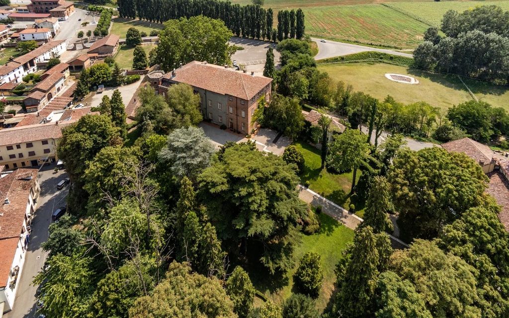 Property photo 2 of 24 Castello di Oviglio Monferrato Riprese Aeree Foto di Interni Castello In Vendita Immobili di Pregio Luxury Real Estate Dimore Storiche Flavio Chiesa
