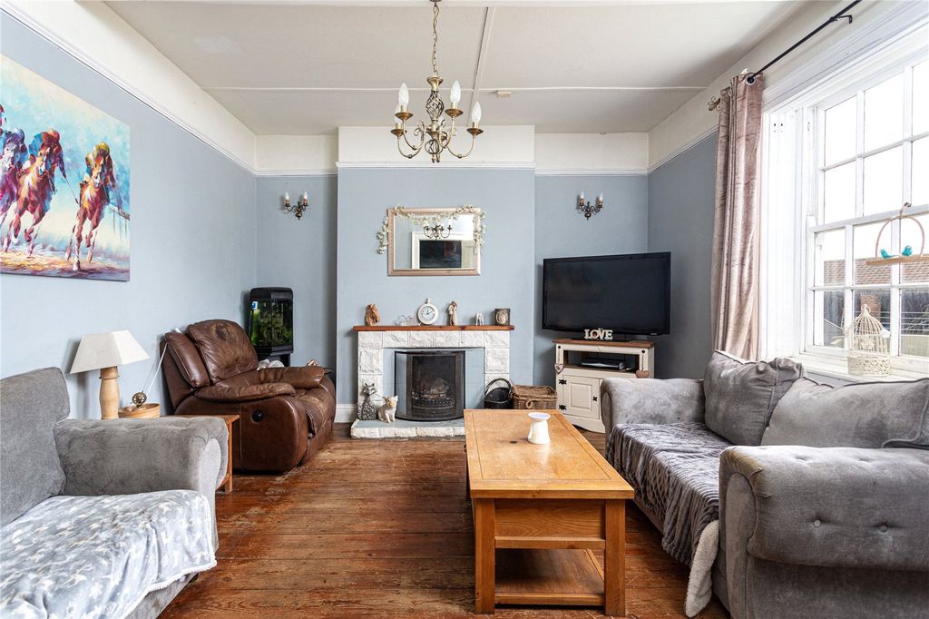 Property photo 2 of 19 Sitting Room