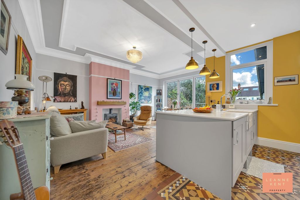 Property photo 3 of 44