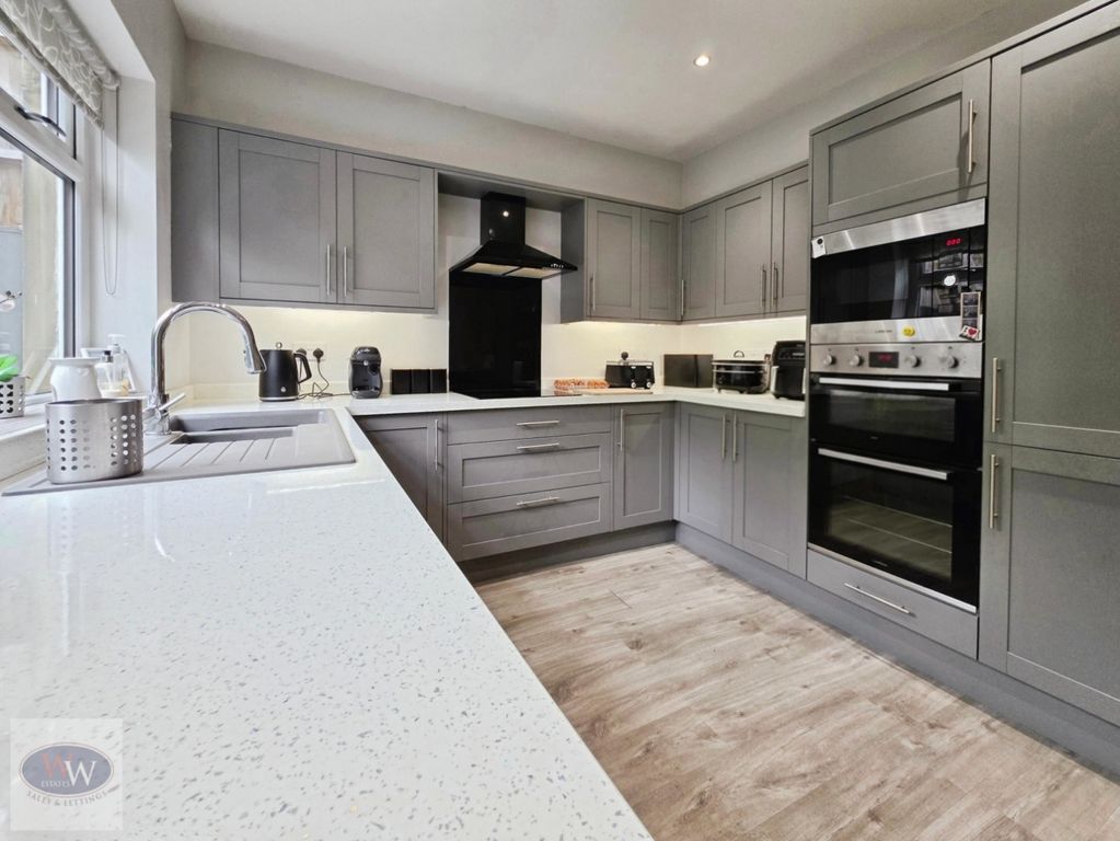 Property photo 3 of 18 Kitchen
