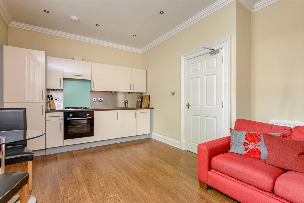 Property photo 3 of 13 Rothesay Terrace 06