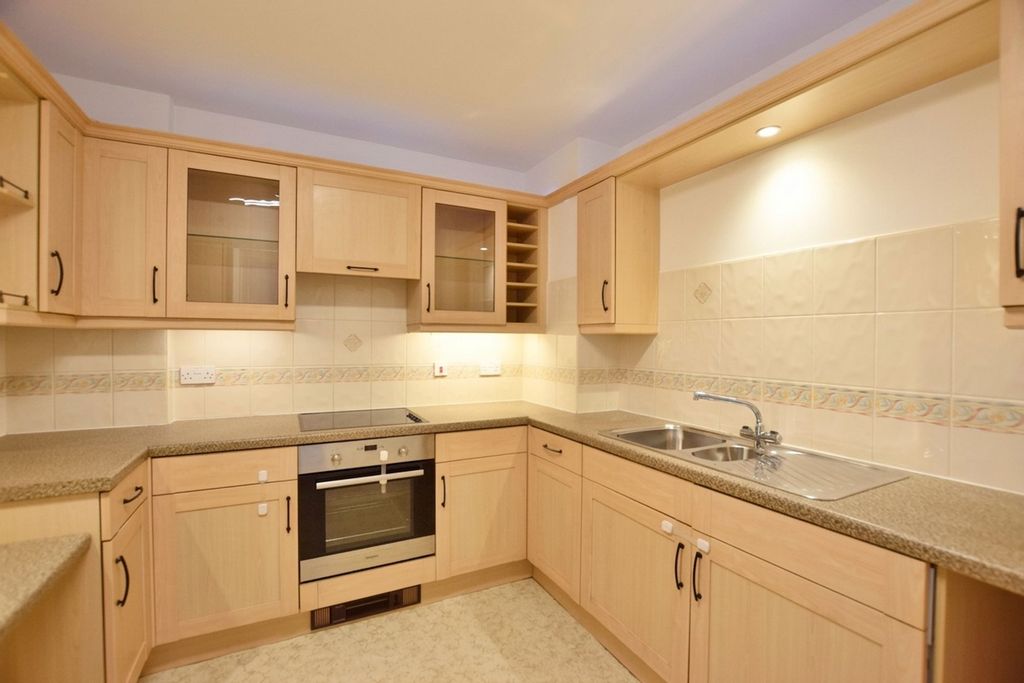 Property photo 3 of 10 Kitchen