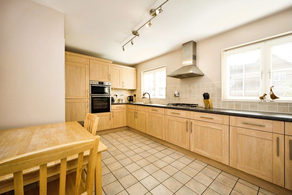 Property photo 2 of 32 Pbox-Img.Jpg