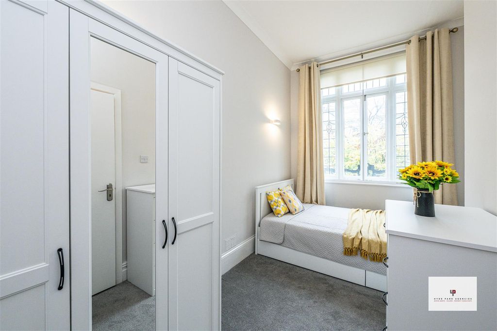 Property photo 3 of 12 Queens Gardens 6-003 Mr - Hpa.Jpg