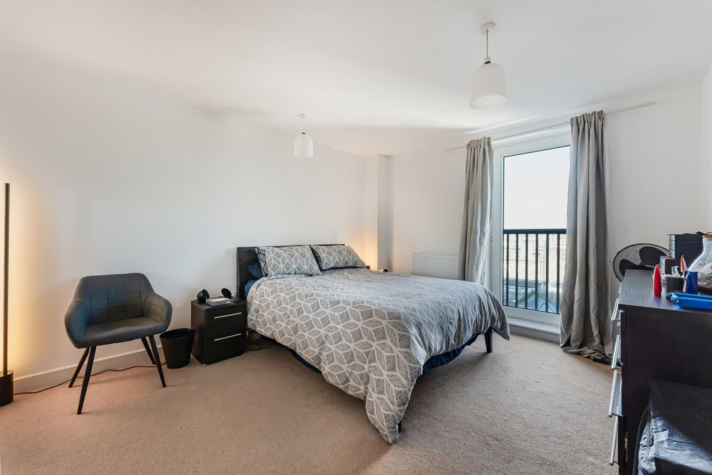 Property photo 2 of 16 Bedroom