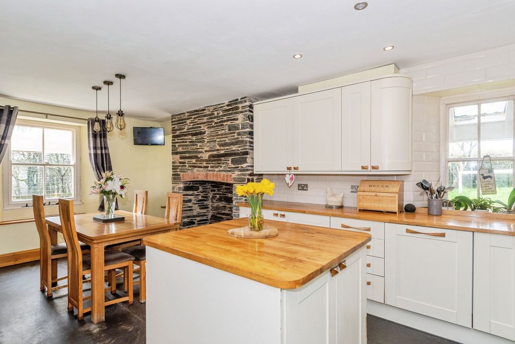 Property photo 3 of 27 Kitchen/Dining Room