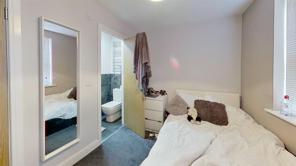Property photo 3 of 9 209-Umberslade-Road-