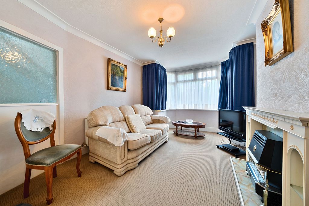 Property photo 2 of 23 1295837-11-682d9B...
