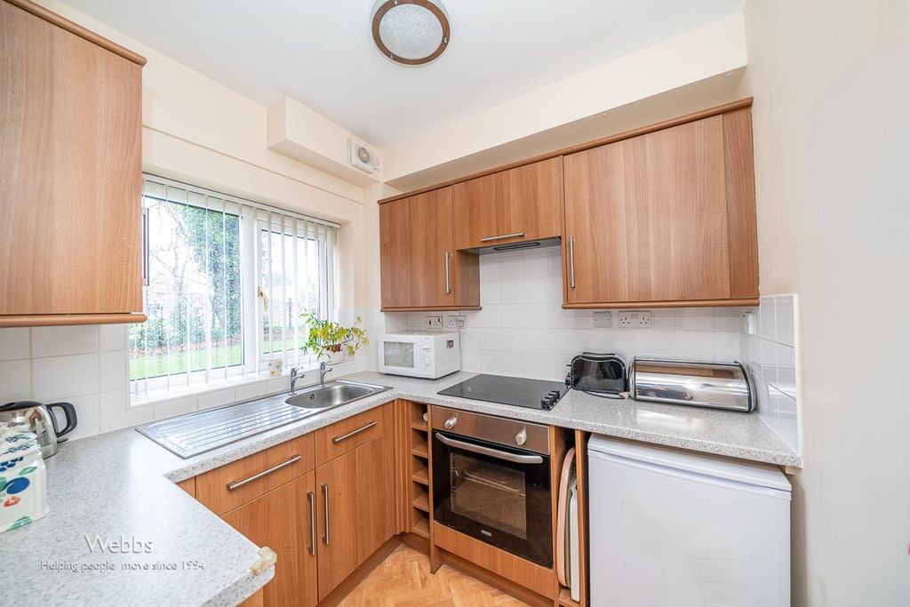 Property photo 3 of 18 Kitchen