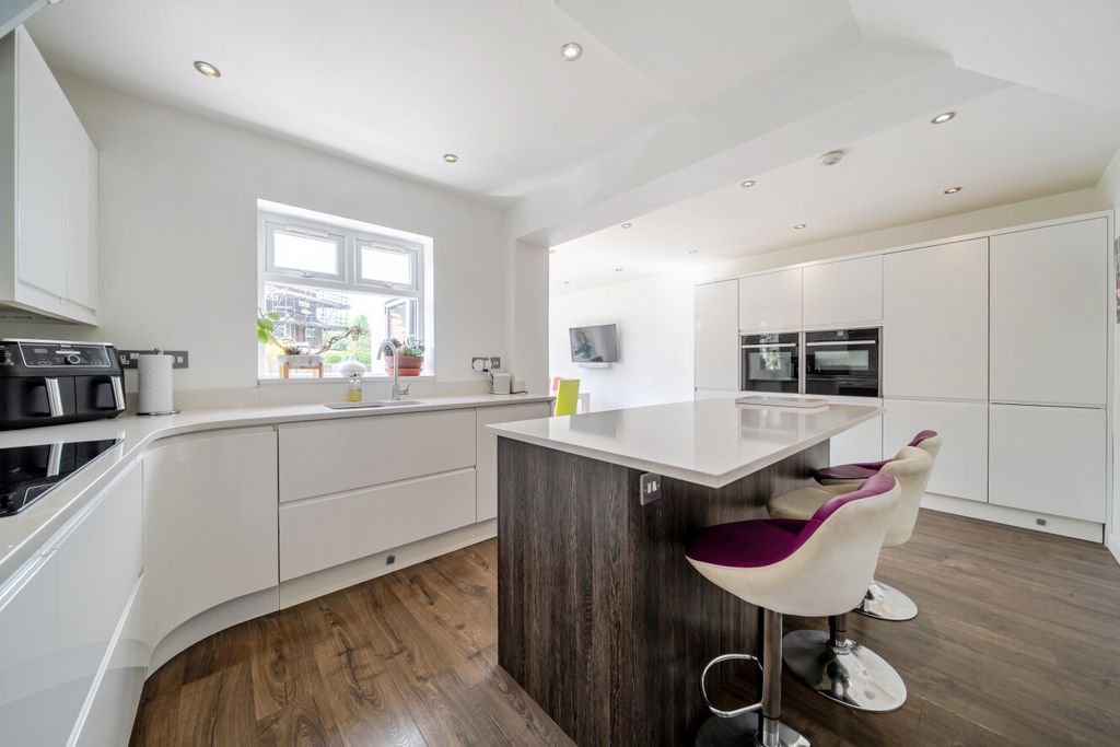 Property photo 2 of 21 1464823-13-6A104F...