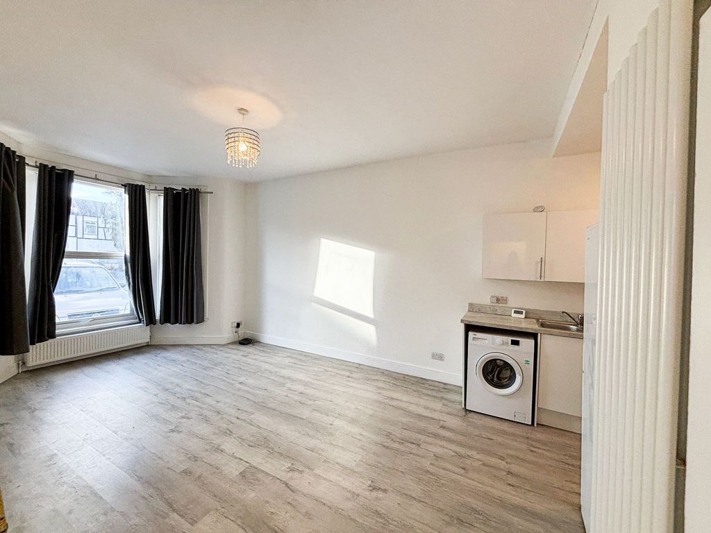 Property photo 2 of 7 Eastwood Rd Ig3