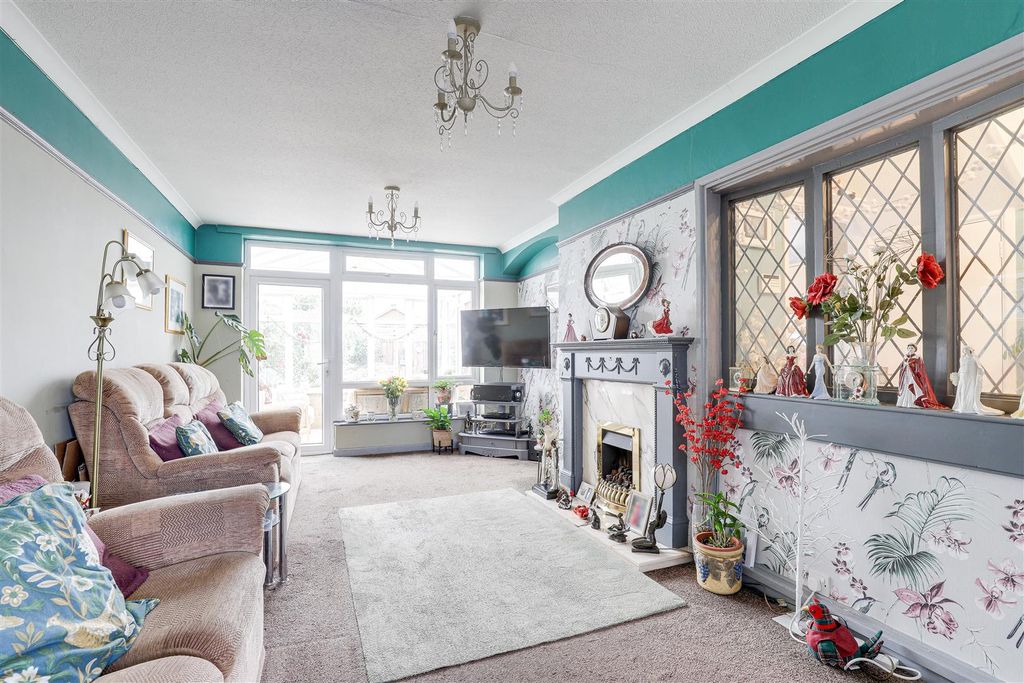 Property photo 2 of 17 9933.Jpg
