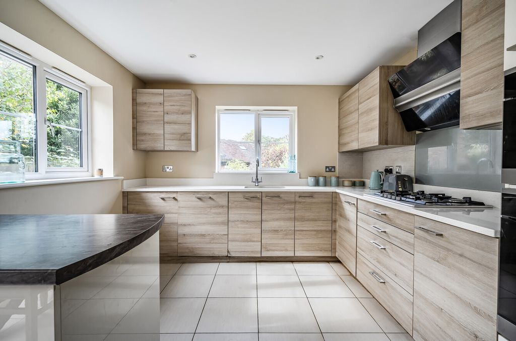 Property photo 2 of 14 1358159-8-68De827...