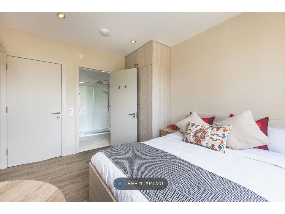Property photo 3 of 20 Spacious Ensuite