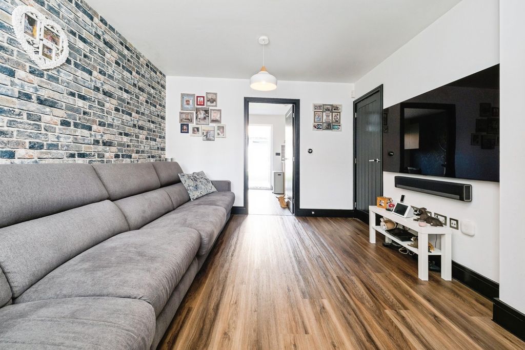 Property photo 3 of 16 Pbox-Img.Jpg