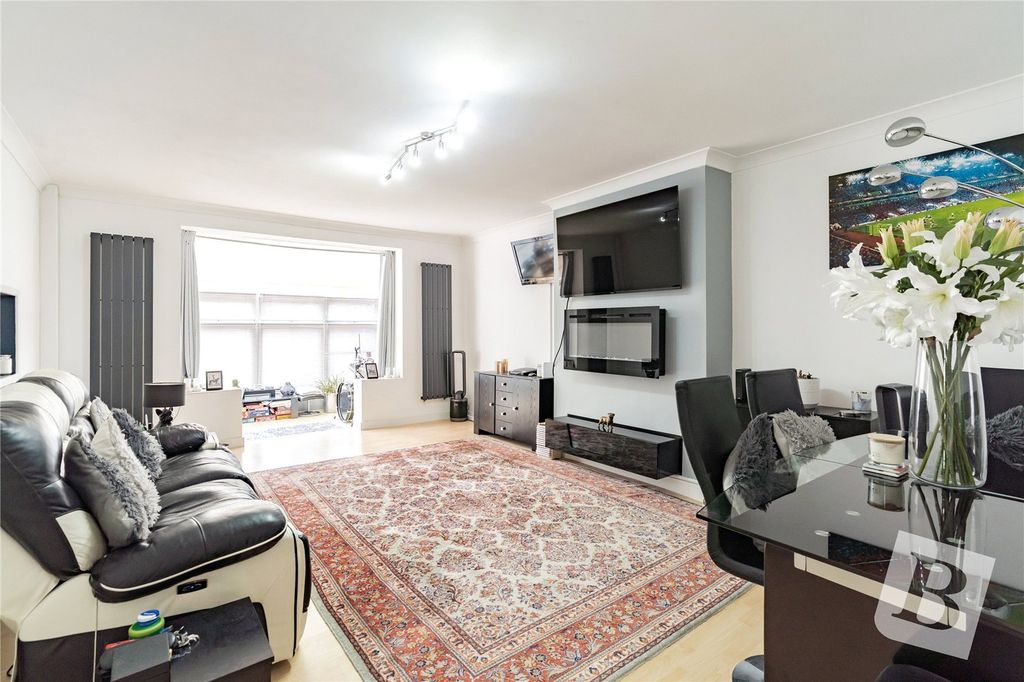 Property photo 2 of 18 Living Room