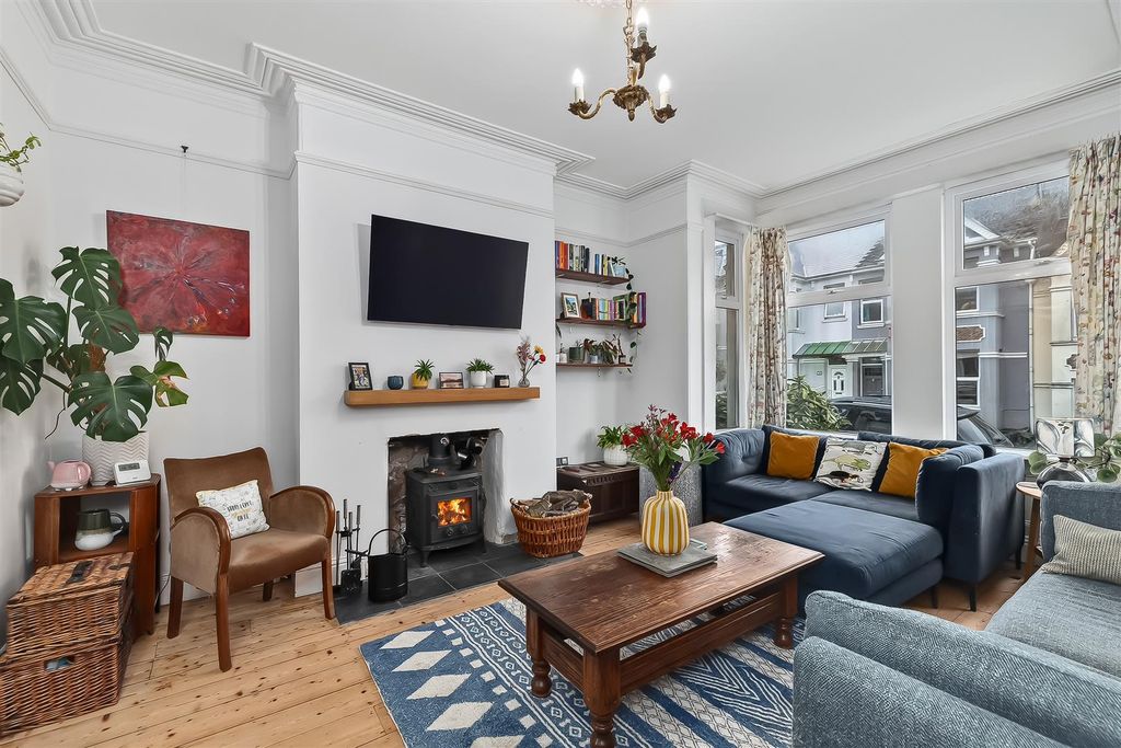 Property photo 2 of 22 Lounge