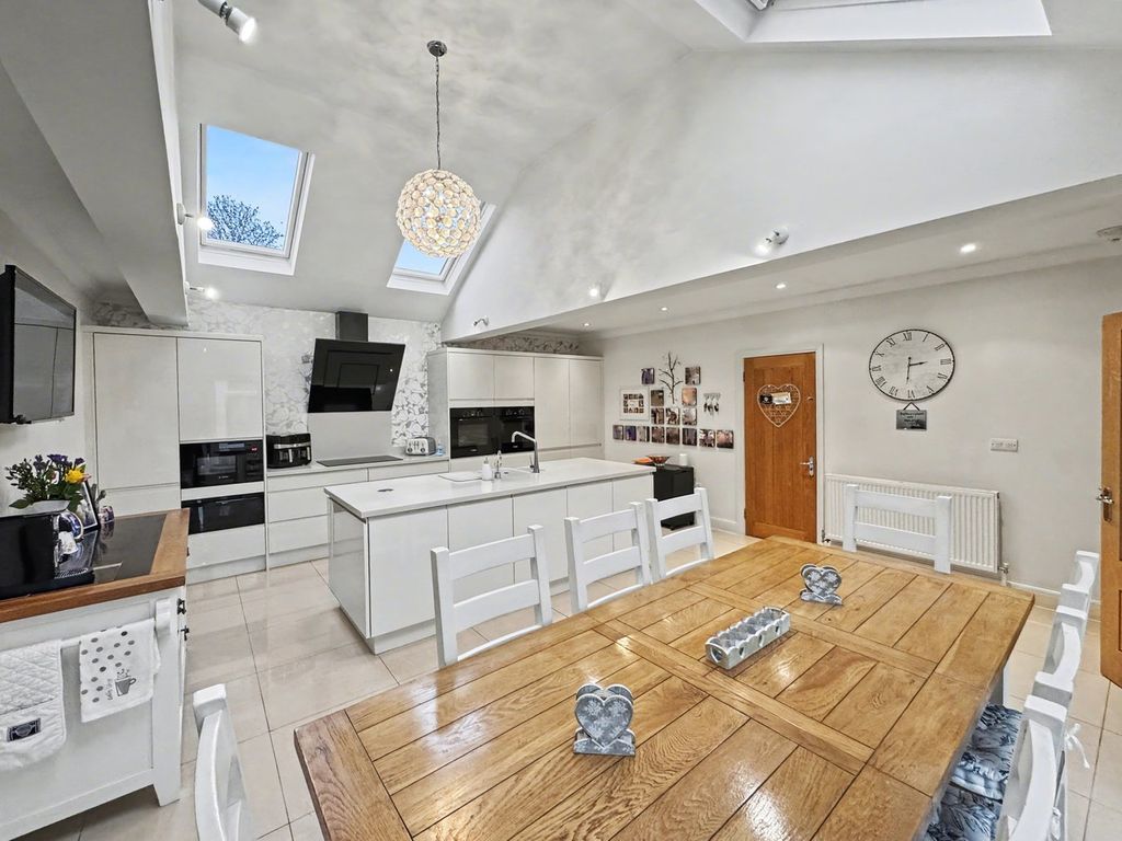 Property photo 2 of 31