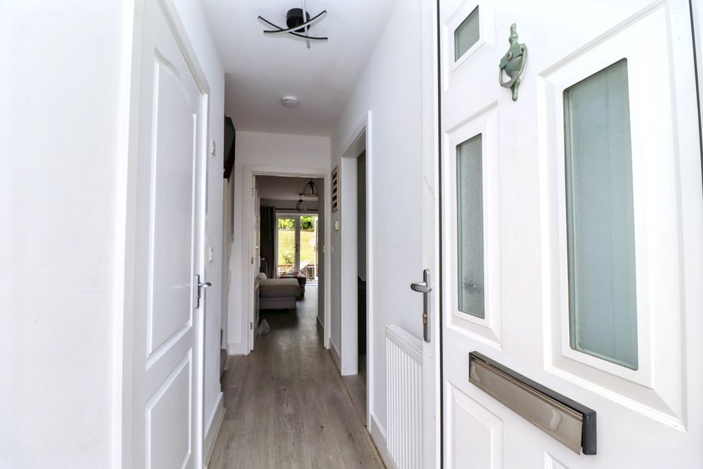Property photo 3 of 14 Entrance Hall