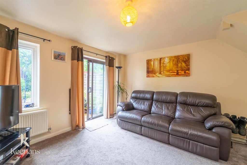Property photo 2 of 20 Oak Close-6.Jpg