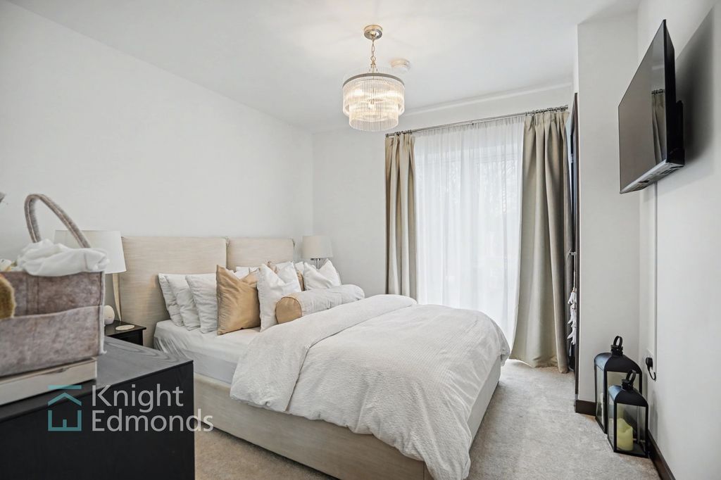 Property photo 1 of 14 Bed Room 1