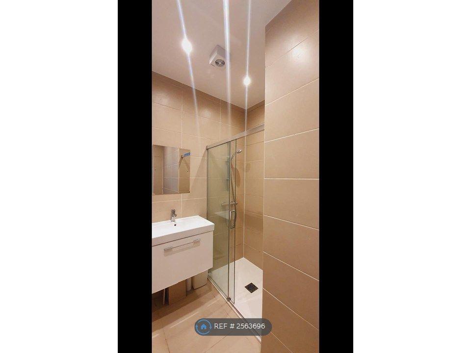 Property photo 3 of 7 Bathroom