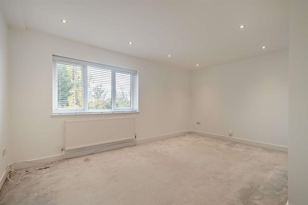 Property photo 2 of 12 8670731-Interior07-800.Jpg