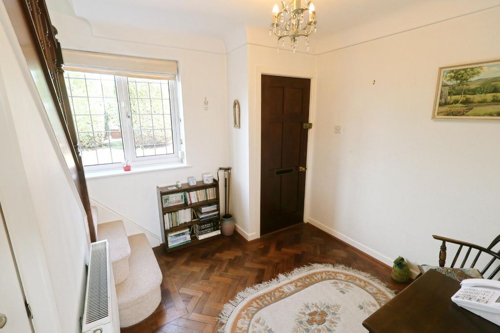 Property photo 3 of 16 Entrance Hall