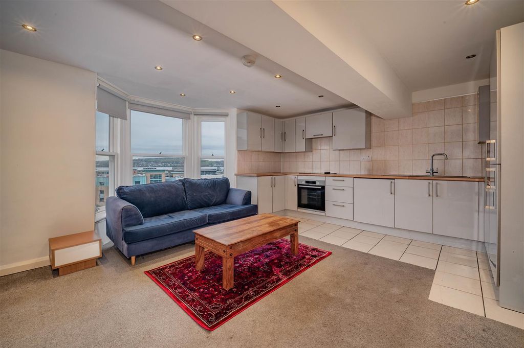 Property photo 2 of 14 Flat D 142 Nethergate Dundee-11.Jpg