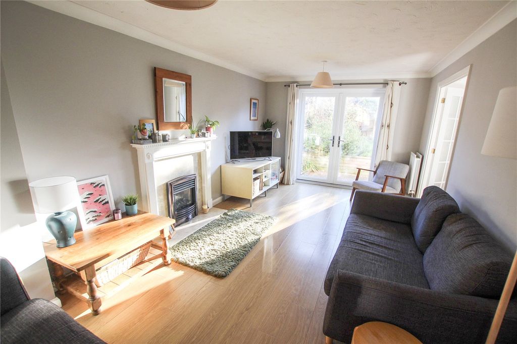 Property photo 2 of 23 Lounge.