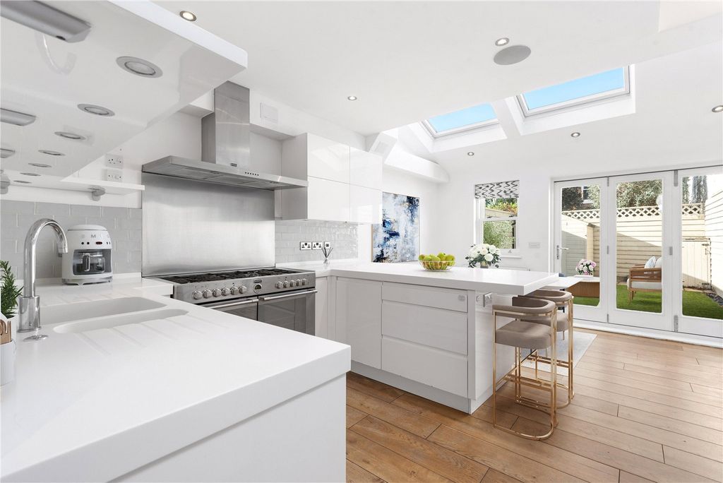 Property photo 3 of 9 Kitchen