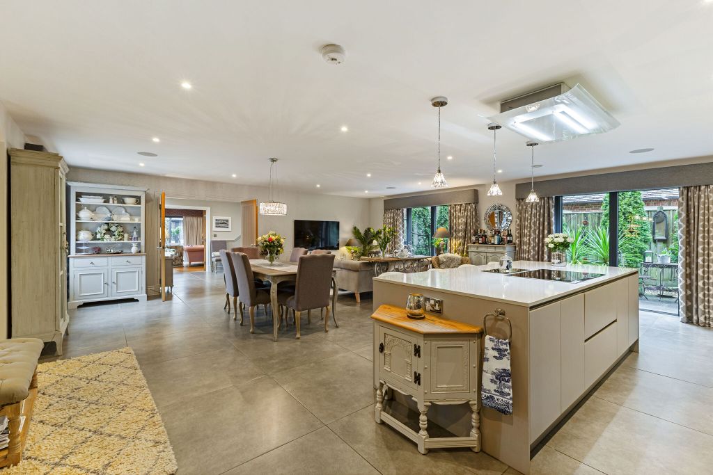 Property photo 2 of 16 Kitchen / Dining Room