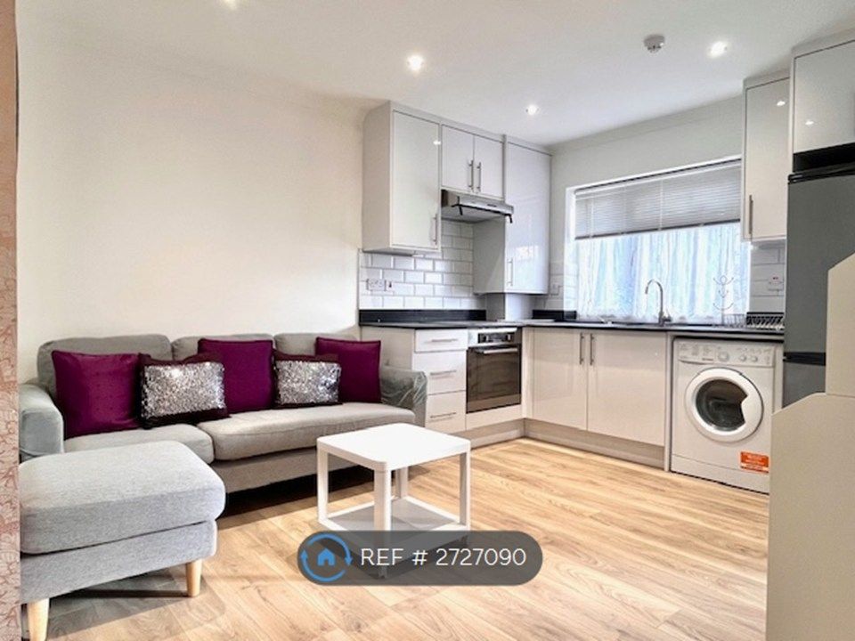 Property photo 1 of 10 Living Room /Kitchen