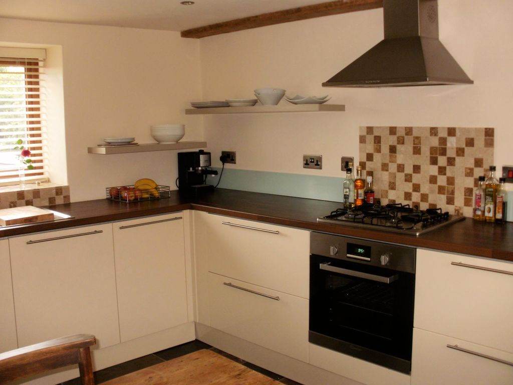 Property photo 3 of 8 Kitchen