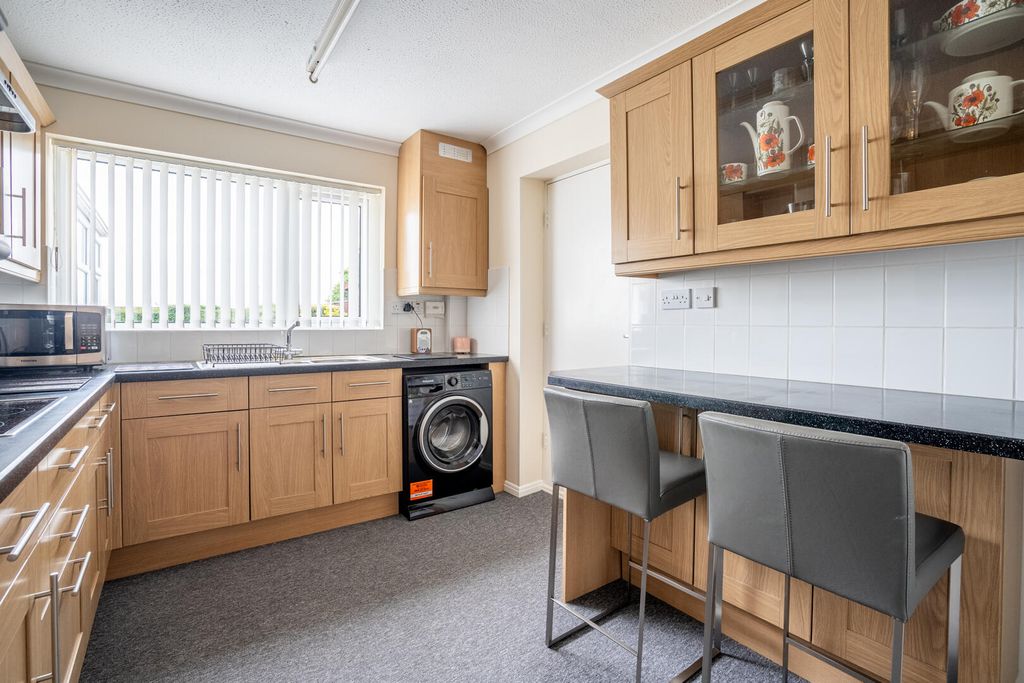 Property photo 3 of 11 Kitchen