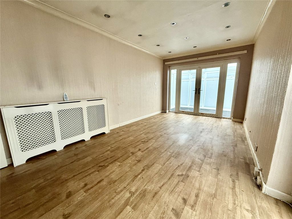 Property photo 3 of 17 Lounge