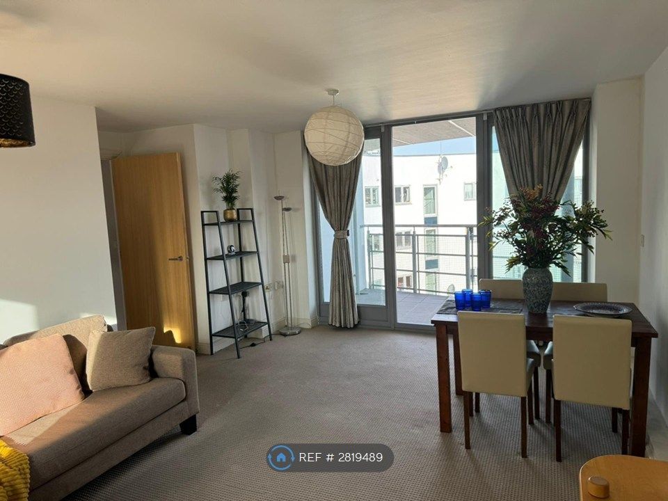 Property photo 1 of 20 Living Room